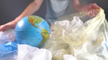 Kadın Dünya 'yı plastik torbayla bir küre haline getiriyor. Çevre kirliliği ve gezegeni kurtarmak