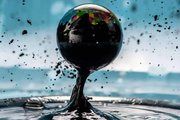 Jorden Form Glob Faller Ner Oljan Och Gör Ett Stänk — Stockfoto