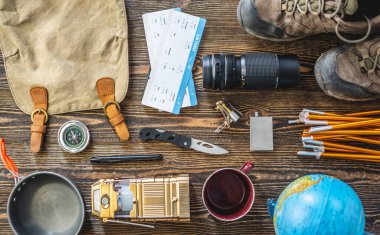 Tahta bir masada turizm için yürüyüş ekipmanları. Seyahat ve keşif kavramı
