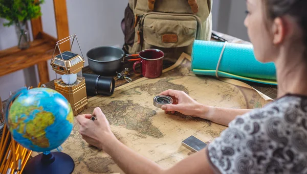 Una Mujer Está Eligiendo Lugar Para Próximo Viaje Señalando Mapa —  Fotos de Stock