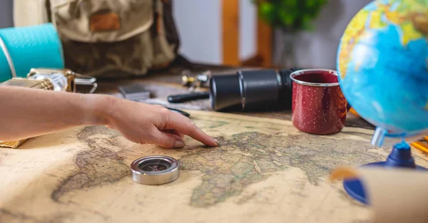 Una Mujer Está Eligiendo Lugar Para Próximo Viaje Señalando Mapa —  Fotos de Stock