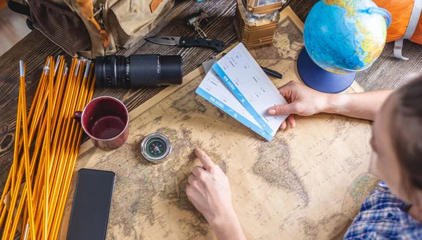 Uma Mulher Está Olhando Para Mapa Mundo Escolhe Lugar Para — Fotografia de Stock