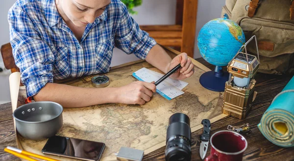 Una Mujer Está Mirando Mapa Del Mundo Elige Lugar Para —  Fotos de Stock