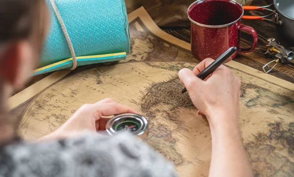 Una Mujer Está Eligiendo Lugar Para Próximo Viaje Señalando Mapa —  Fotos de Stock