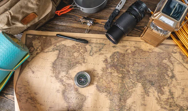 Túrázó Berendezések Turizmus Térkép Világ Egy Földgömb Egy Asztalon Utazás — Stock Fotó