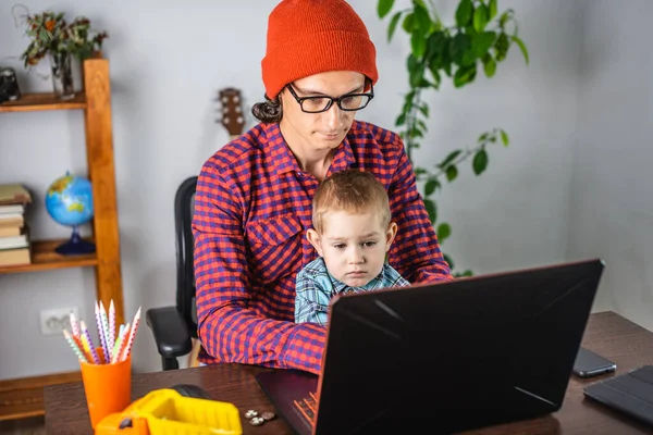 Fiatal Modern Férfi Apja Egy Laptopon Dolgozik Kisfia Ölében Családi — Stock Fotó