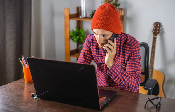 Nowoczesny Młodzieniec Czerwonej Koszuli Kapeluszu Rozmawia Przez Telefon Pracuje Nad — Zdjęcie stockowe