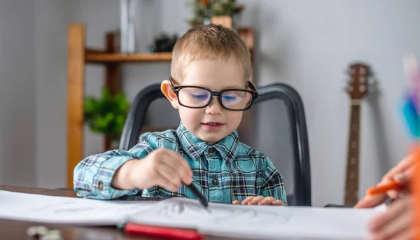 Menino Bonito Desenha Com Giz Papel Álbum Mesa Conceito Educação — Fotografia de Stock