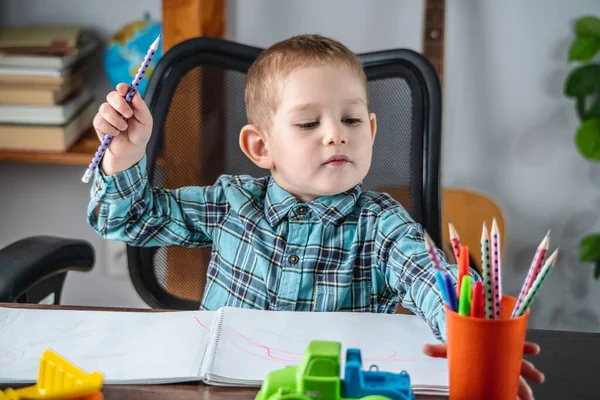 Niedliches Kind Zeichnet Mit Bleistiften Auf Papier Einem Album Tisch — Stockfoto