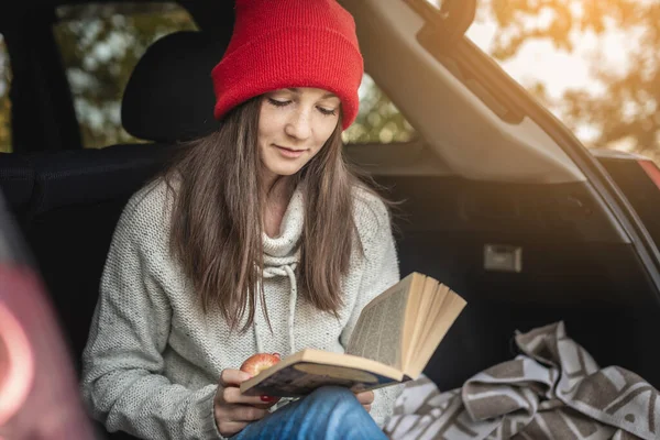 모직으로 양말을 차안에 여자가 소풍을 자동차 트렁크에 여행의 자유라는 — 스톡 사진