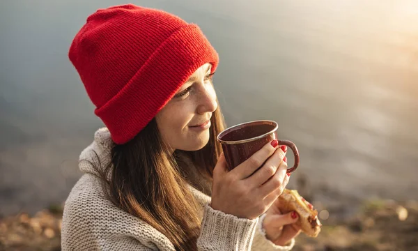 Una Donna Col Cappello Rosso Sta Bevendo Caffe Sul Lago — Foto Stock