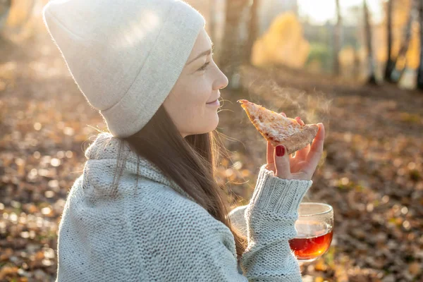 Una Mujer Joven Bonita Está Comiendo Pizza Bebiendo Caliente Parque — Foto de Stock
