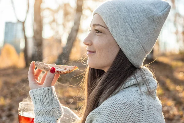 Una Mujer Joven Bonita Está Comiendo Pizza Bebiendo Caliente Parque — Foto de Stock