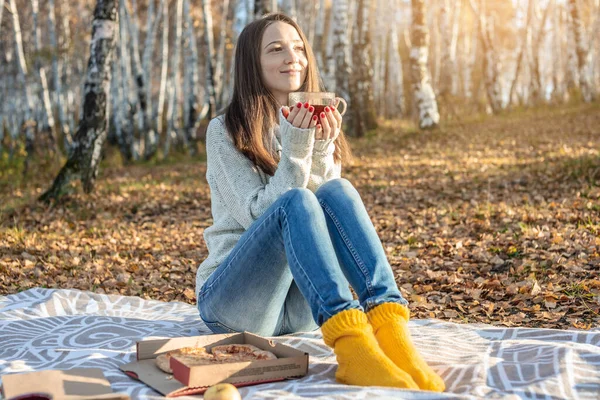 Una Giovane Bella Donna Sta Mangiando Pizza Bevendo Caldo Parco — Foto Stock