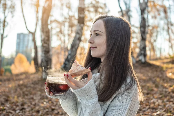 Una Giovane Bella Donna Sta Mangiando Pizza Bevendo Caldo Parco — Foto Stock