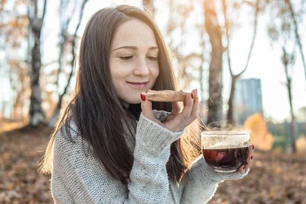 Una Mujer Joven Bonita Está Comiendo Pizza Bebiendo Caliente Parque — Foto de Stock