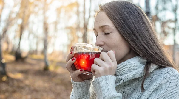 Una Giovane Bella Donna Sta Bevendo Caldo Parco Giallo Autunnale — Foto Stock