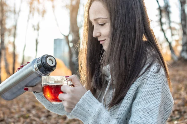 Una Giovane Bella Donna Sta Versando Caldo Thermos Parco Giallo — Foto Stock