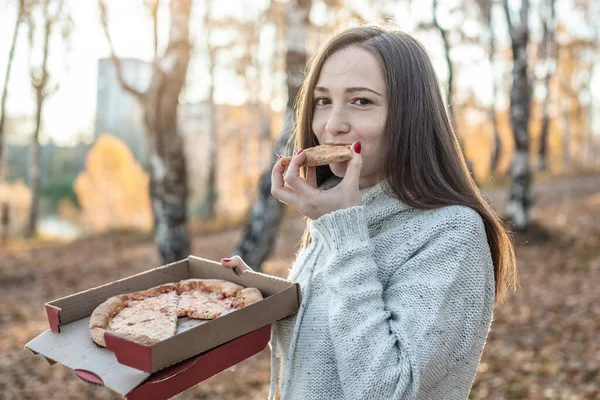 Una Mujer Joven Bonita Está Comiendo Pizza Parque Amarillo Otoñal — Foto de Stock