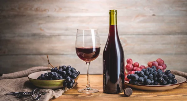 Une Bouteille Vin Rouge Sec Avec Verre Bouquet Raisins Sur — Photo