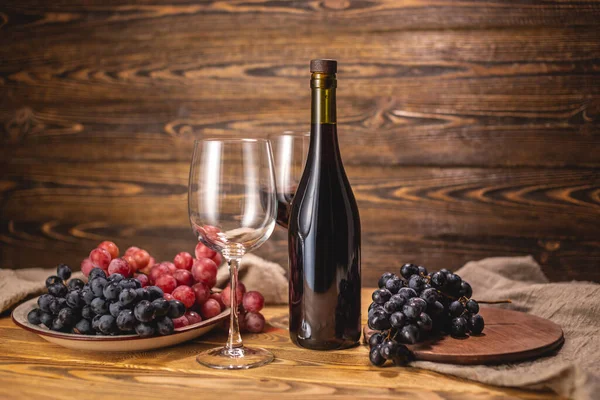 Une Bouteille Vin Rouge Sec Avec Verre Bouquet Raisins Sur — Photo