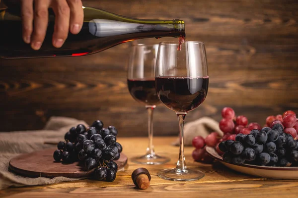 Hand Att Hälla Torrt Rött Vin Från Flaska Ett Glas — Stockfoto