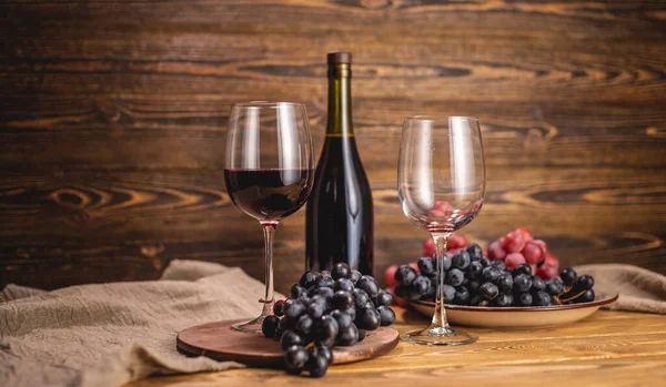 Eine Flasche Trockenen Rotweins Mit Einem Glas Und Einer Traube — Stockfoto