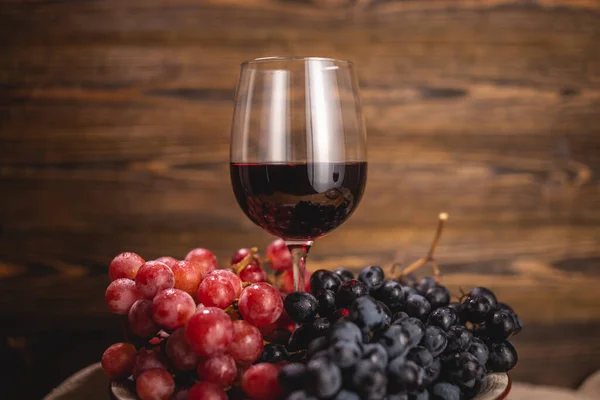 Eine Flasche Trockenen Rotweins Mit Einem Glas Und Einer Traube — Stockfoto