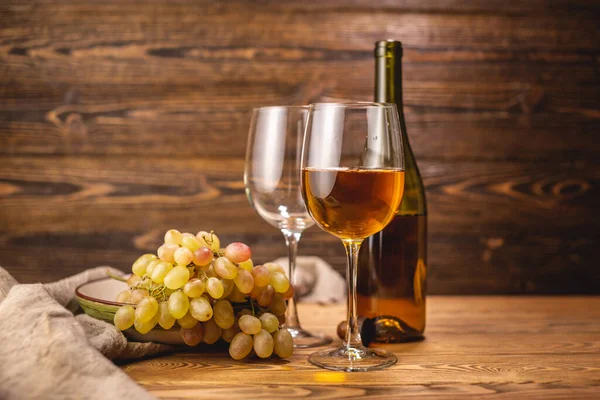 Une Bouteille Vin Blanc Sec Avec Verre Bouquet Raisins Sur — Photo