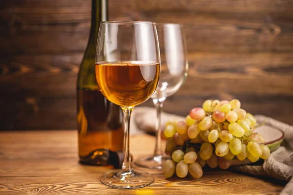 Une Bouteille Vin Blanc Sec Avec Verre Bouquet Raisins Sur — Photo