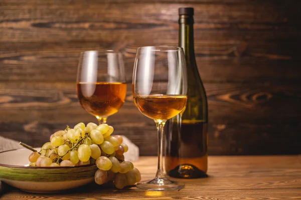 Une Bouteille Vin Blanc Sec Avec Verre Bouquet Raisins Sur — Photo