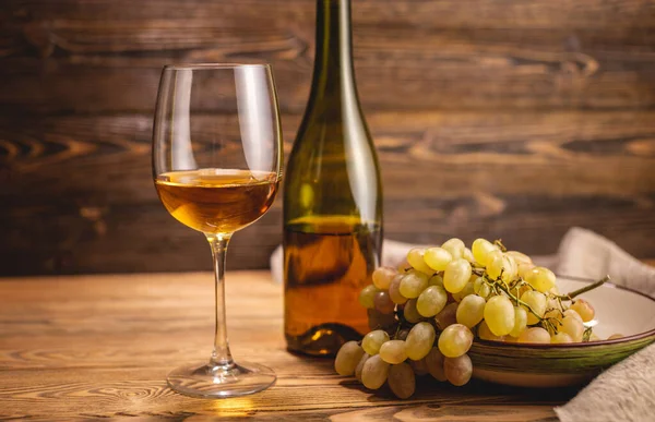 Une Bouteille Vin Blanc Sec Avec Verre Bouquet Raisins Sur — Photo