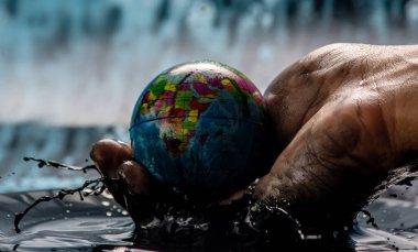 Kirli adamın eli Dünya 'yı petrolden bir küre halinde çıkardı ve dikkatlice tutuyor. Çevre dostu davranış kavramı, doğal kaynakları kullanmak ve çevreye zarar vermek