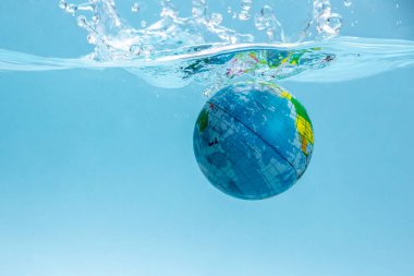 Dünya gezegeni bir küre şeklinde berrak suya batıyor ve sıçramalar yaratıyor. Çevreye önem verme ve suyu temiz tutma kavramı