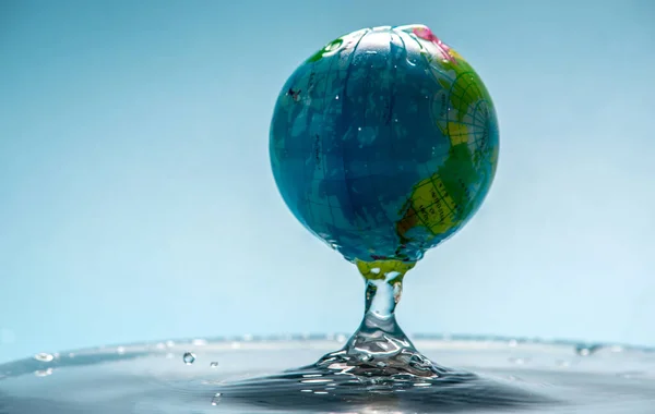 Planeten Jorden Form Glob Transparent Vatten Med Stänk Begreppet Miljövänligt — Stockfoto