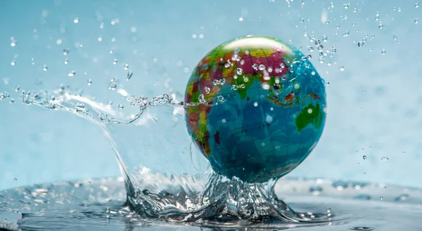 Planeten Jorden Form Glob Transparent Vatten Med Stänk Begreppet Miljövänligt — Stockfoto