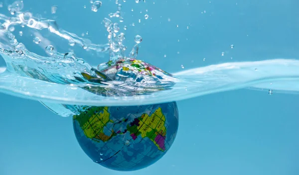 Planeten Jorden Form Glob Håller Att Drunkna Klart Vatten Och — Stockfoto