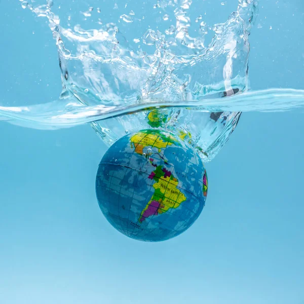 Dünya gezegeni bir küre şeklinde berrak suya batıyor ve sıçramalar yaratıyor. Çevreye önem verme ve suyu temiz tutma kavramı
