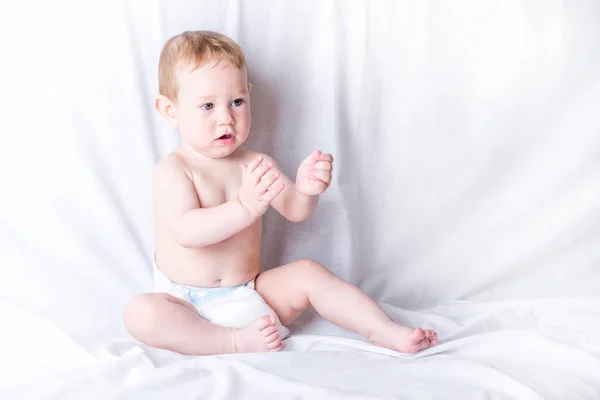 Mignon Bebe Aux Yeux Bleus 6 9 Mois Souriant Et Jouant Sur Fond Blanc Les Emotions Des Enfants Proprete Et Soins Pour Bebes Couche Enfance Stock Photo