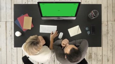 Söz ve monitör ekrandaki görüntü izlerken iş çift. Yeşil perde Mock-up göstermek.