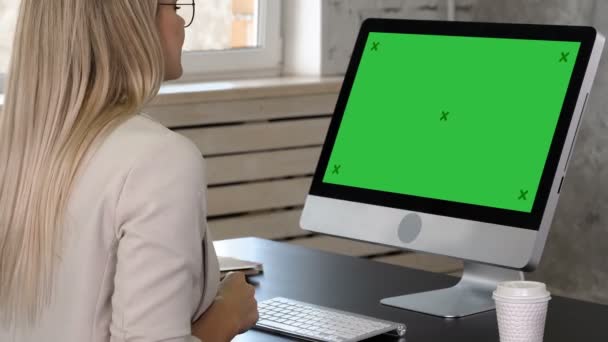 Affärskvinna ringer videosamtal till affärspartner. Mock-up-grön skärm. — Stockvideo