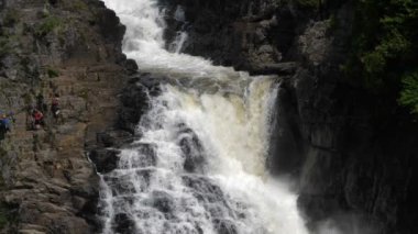 Kanyon Sainte Anne Waterfall