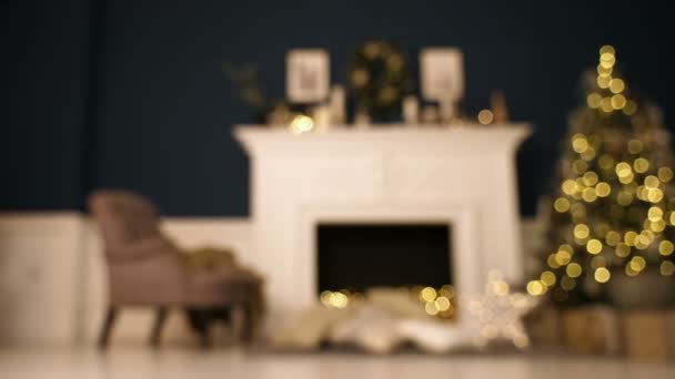 Julgran med oskärpa lampor. Vardagsrummet är inrett för jul blured. — Stockvideo