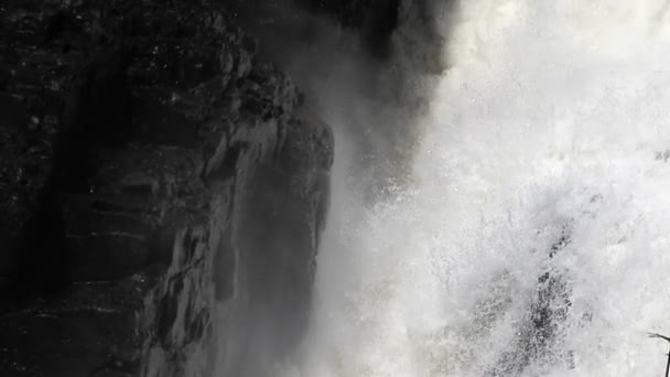 L'eau descend les rochers avec de la mousse . — Video