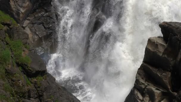 Zeitlupe Schöner Fallender Wasserfall Professionelle Aufnahme Auflösung 002 Sie Können — Stockvideo