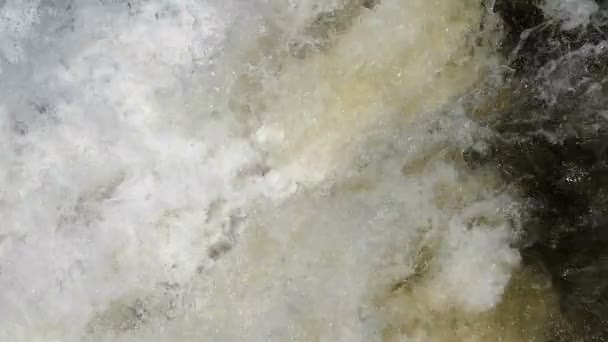 Skummande bubblande vattenytan av mountain river. — Stockvideo