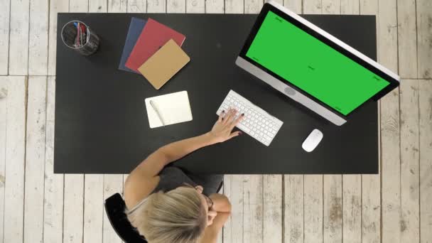 Giovane bella donna che lavora e parla con lo smartphone e utilizzando il computer. Visualizzazione finto schermo verde . — Video Stock