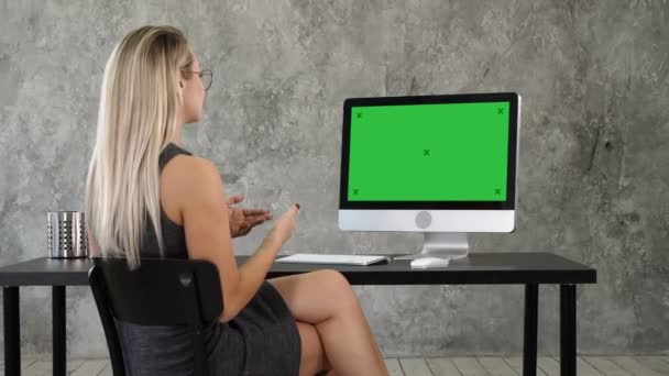 Kommunikationskonzept für Videokonferenzen im Chat. Frau im Amt im Gespräch mit jemandem auf ihrem Computer. Green-Screen-Attrappe. — Stockvideo