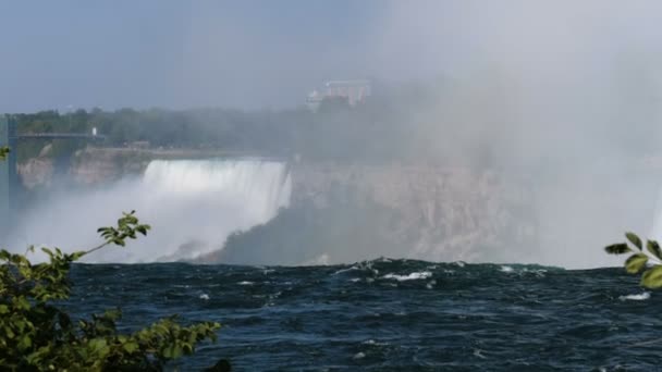 Kanadensiska sidan av Niagarafallen i sommar. — Stockvideo