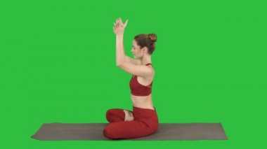 Lotus poz Chroma anahtar yeşil ekranda pratik yoga, Genç sportif çekici kadının yapması.